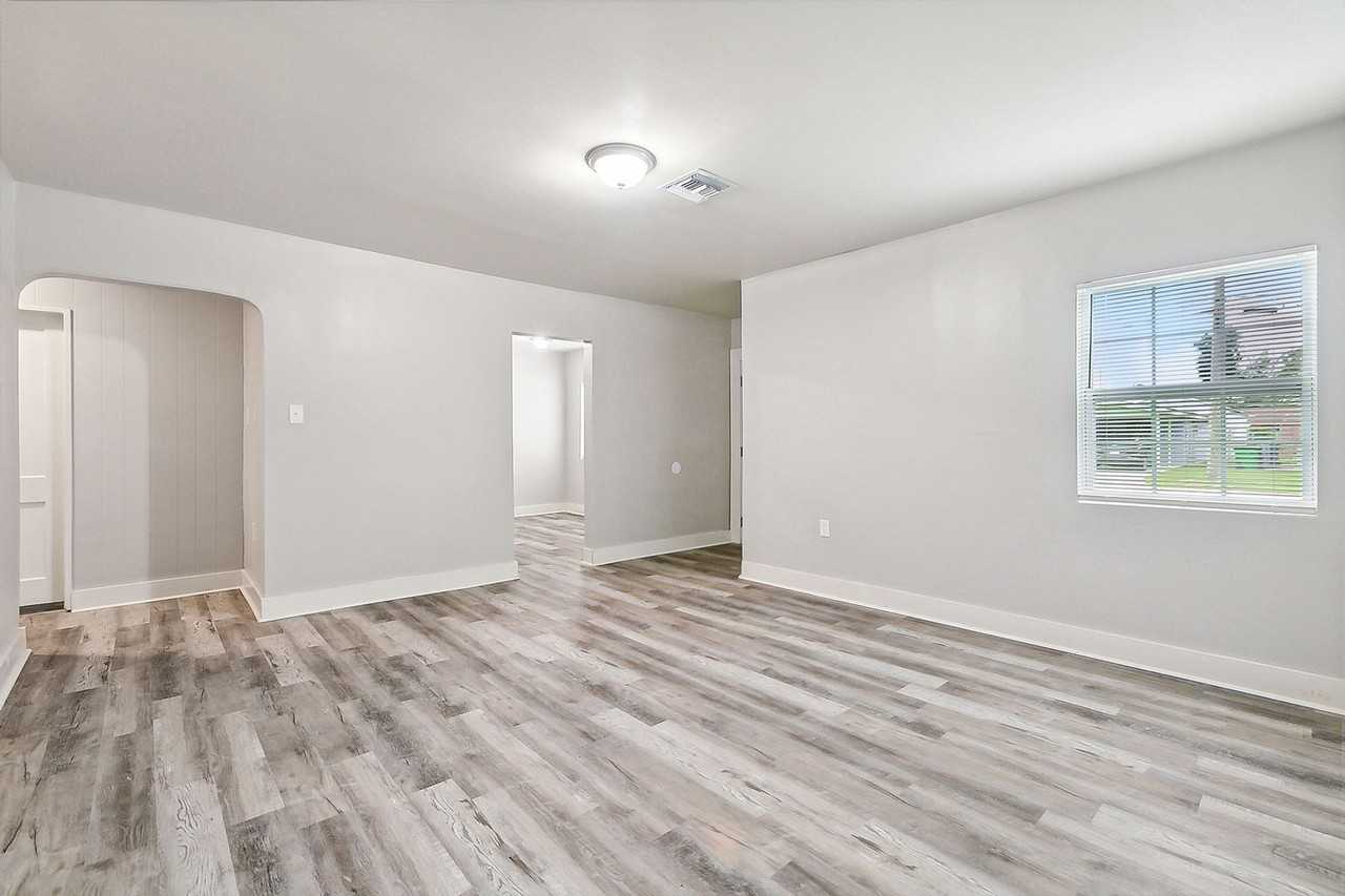 1005 Isbell St - Photo 3 of 13