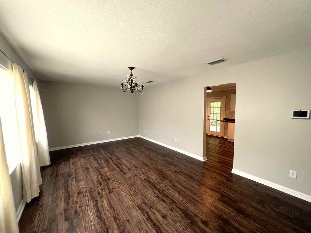 105 Briarwood Dr - Photo 2 of 10