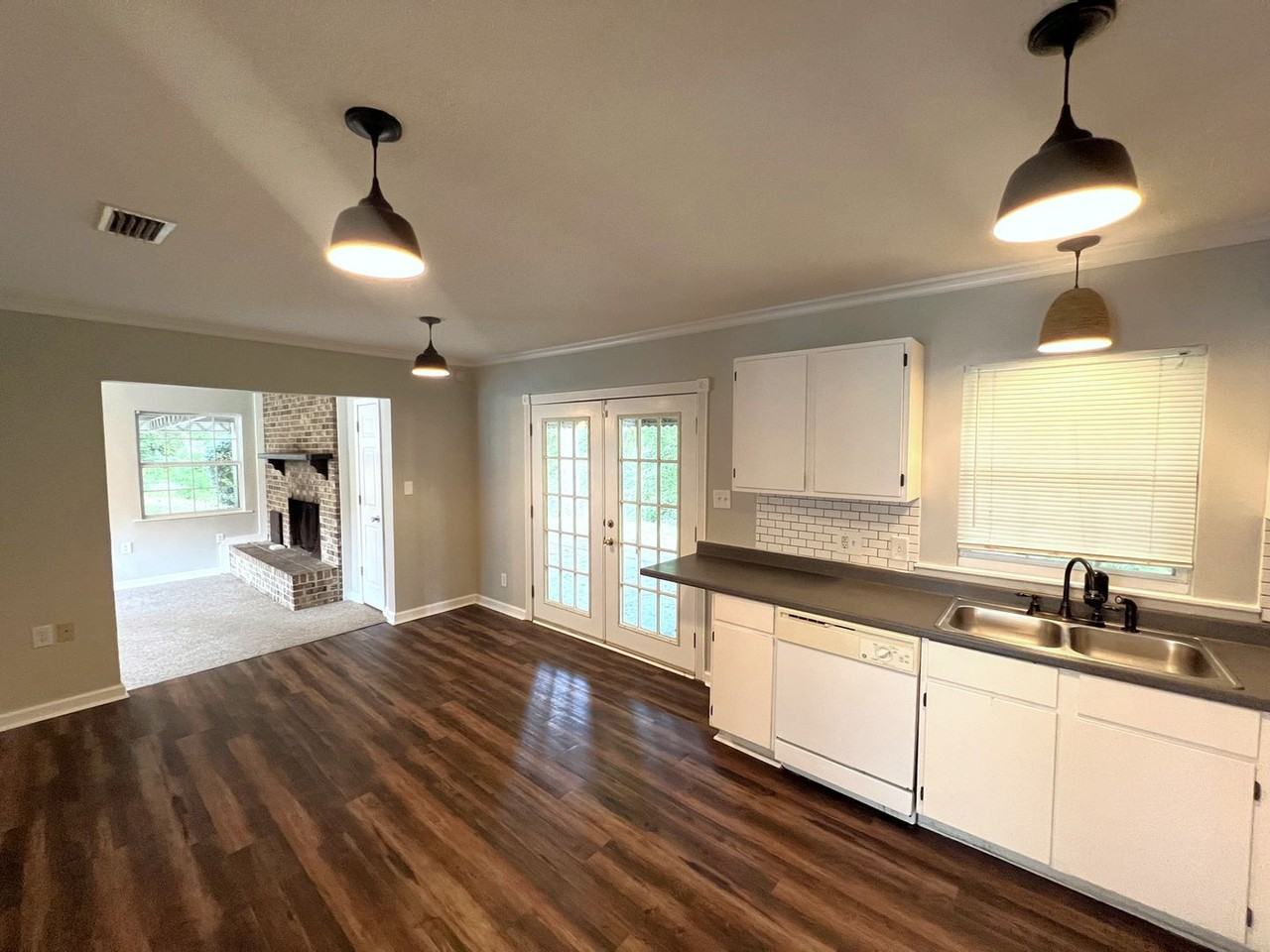 105 Briarwood Dr - Photo 3 of 10