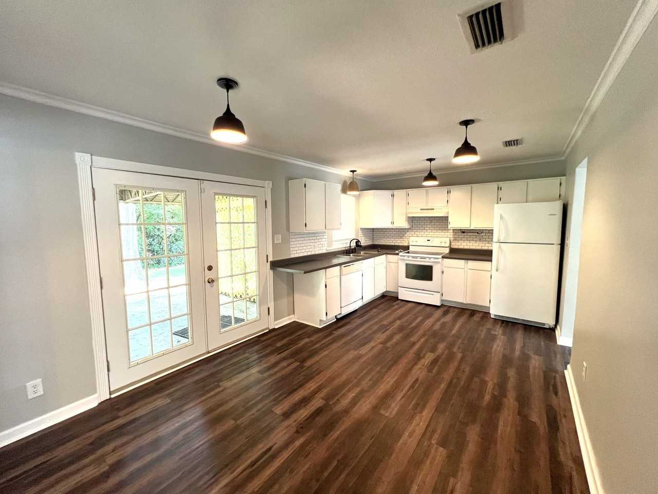 105 Briarwood Dr - Photo 4 of 10