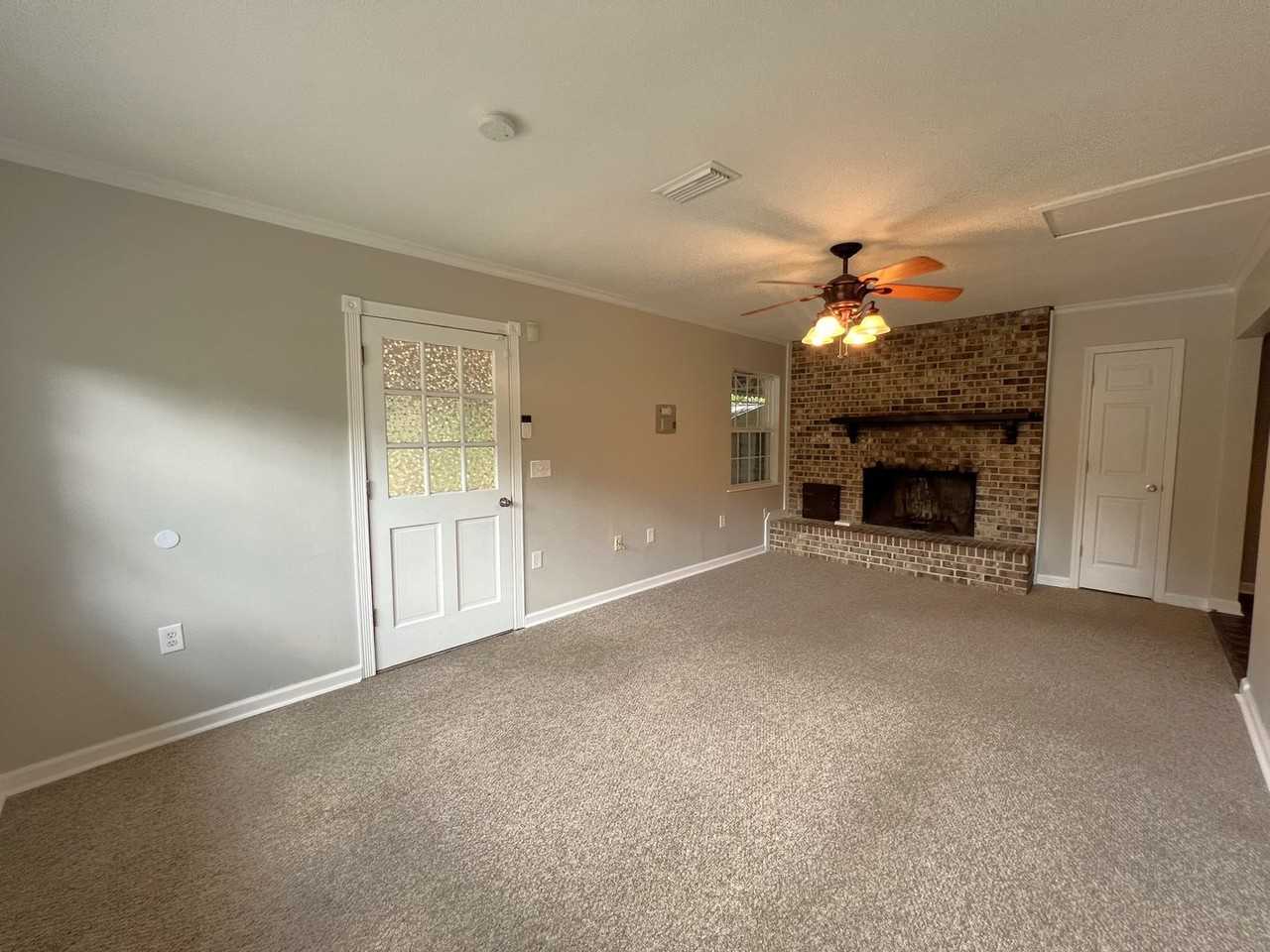 105 Briarwood Dr - Photo 5 of 10