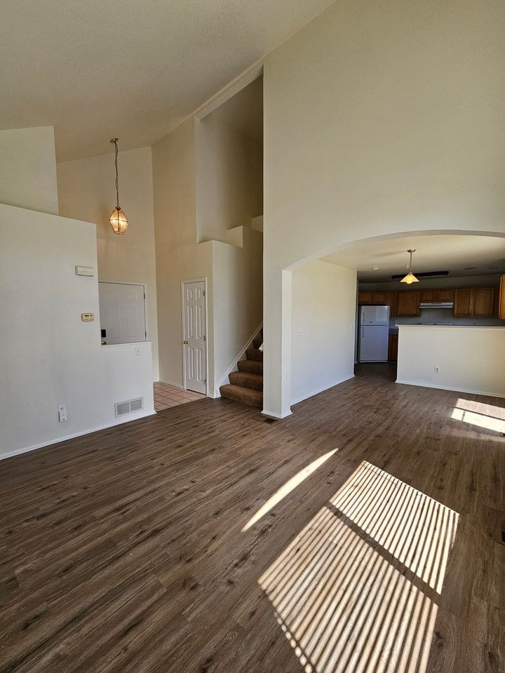 12236 Utica St - Photo 3 of 14
