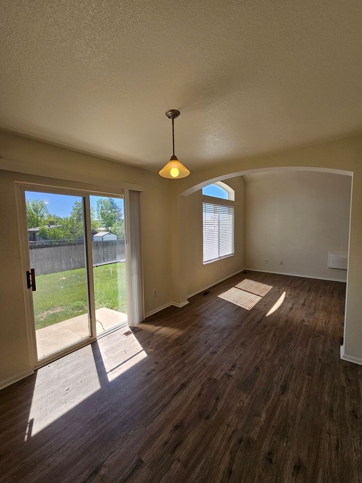12236 Utica St - Photo 5 of 14