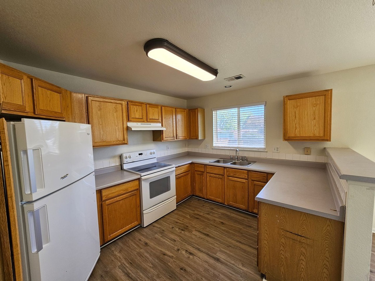 12236 Utica St - Photo 6 of 14