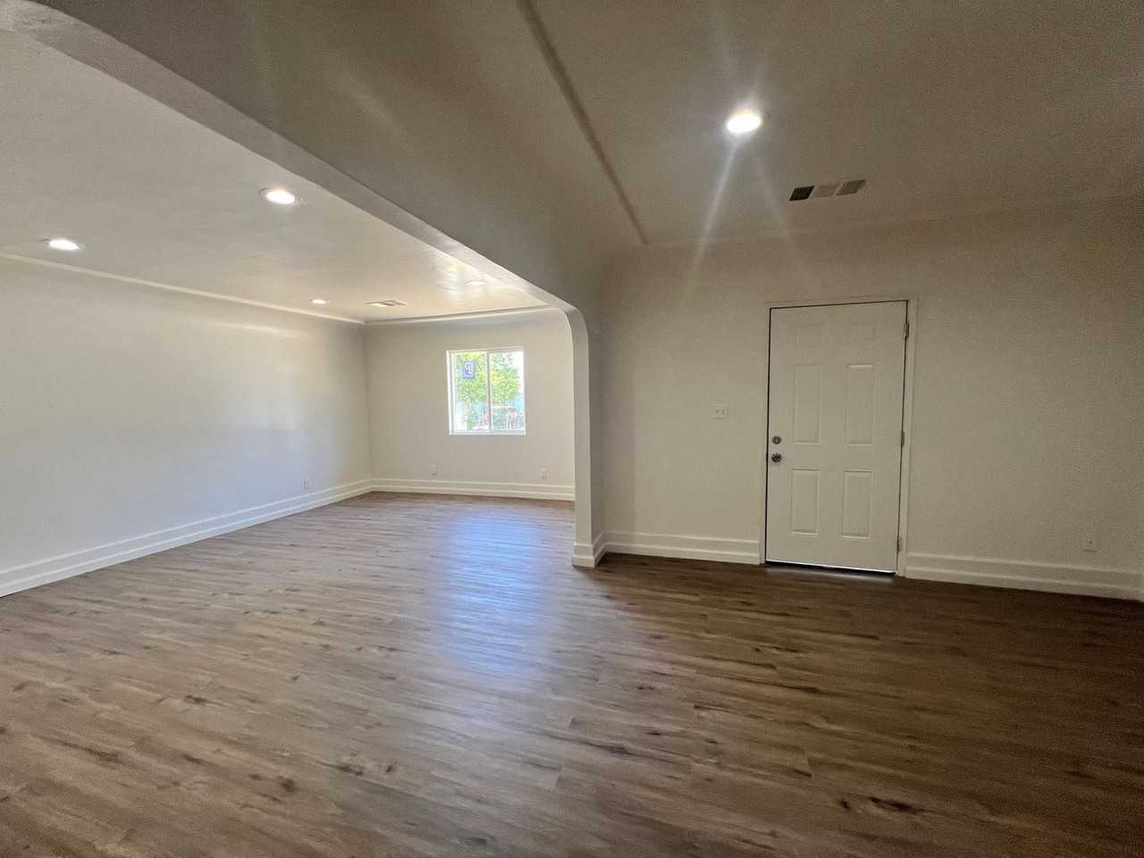 1041 6th St - Photo 2 of 4