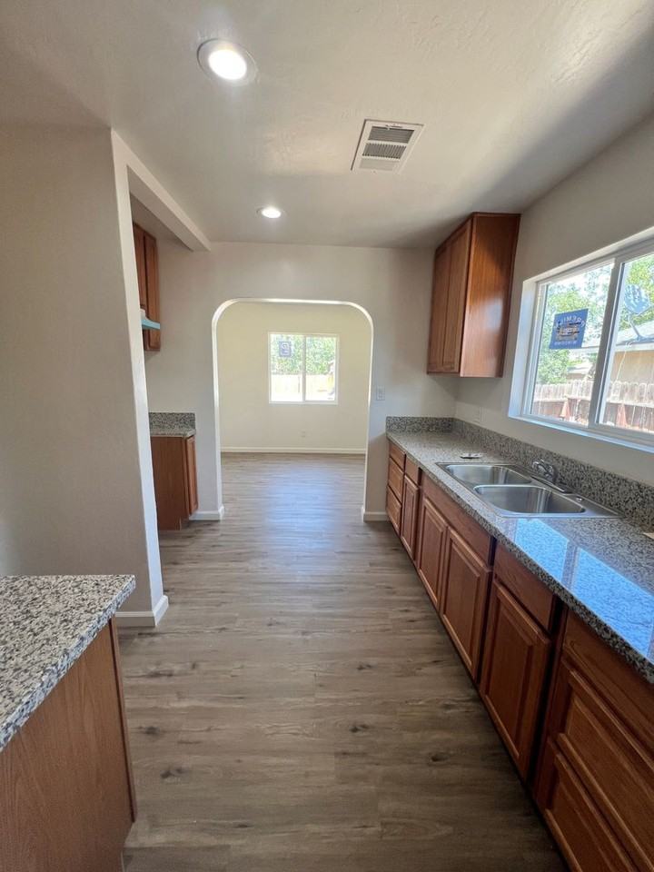 1041 6th St - Photo 3 of 4