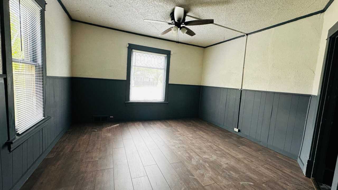 303 N 2nd St - Photo 3 of 7