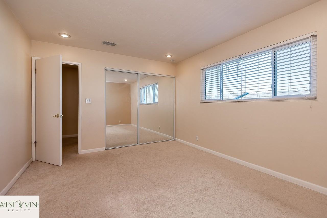 421 Velasco Dr - Photo 6 of 11