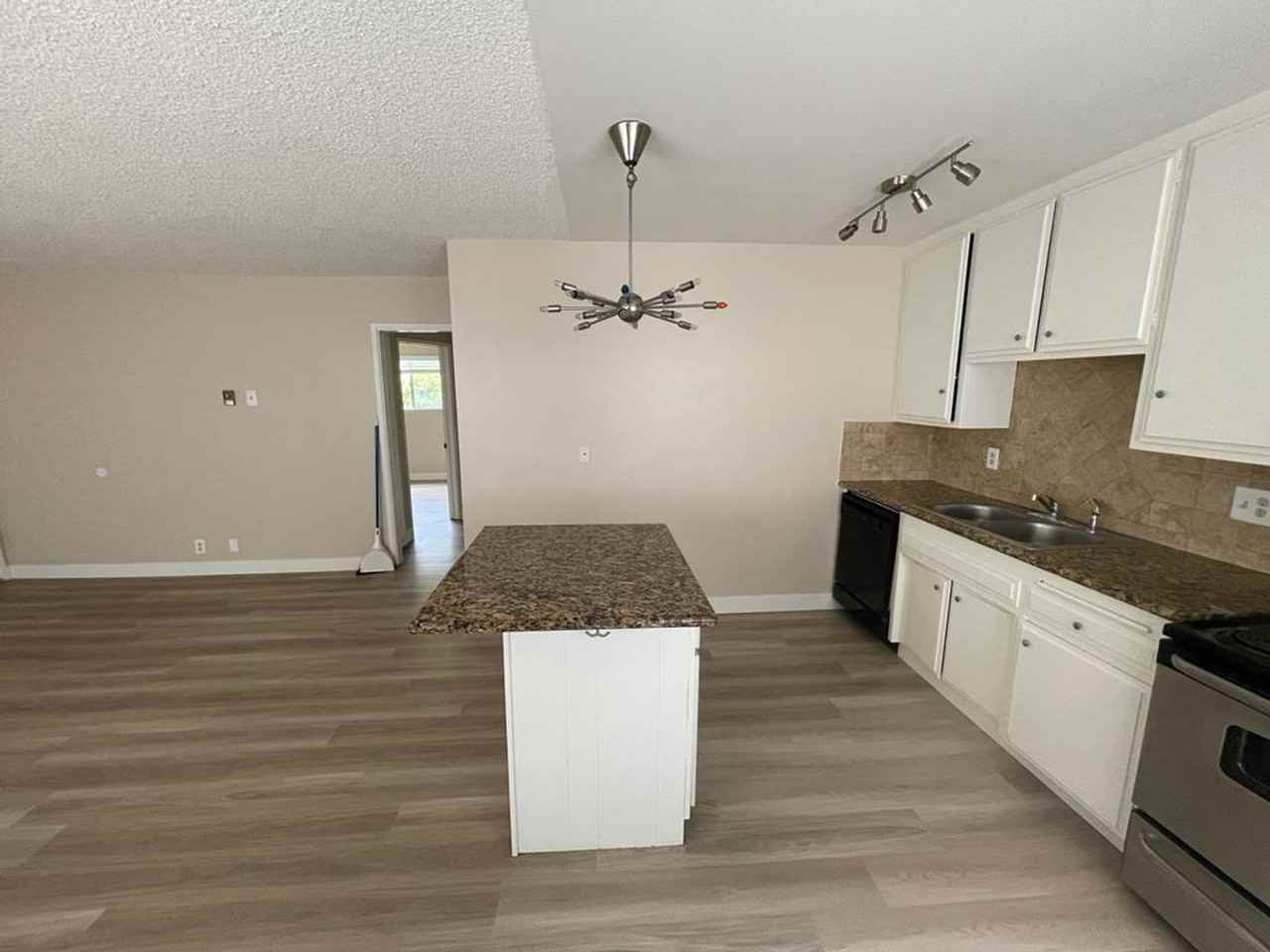 323 Winnipeg Pl - Photo 2 of 10