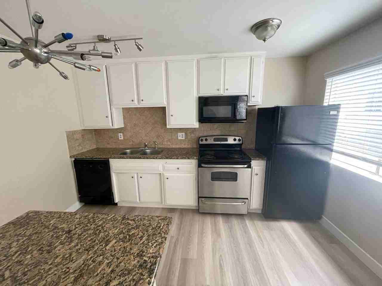 323 Winnipeg Pl - Photo 3 of 10