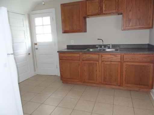 1841 13th St - Photo 3 of 7