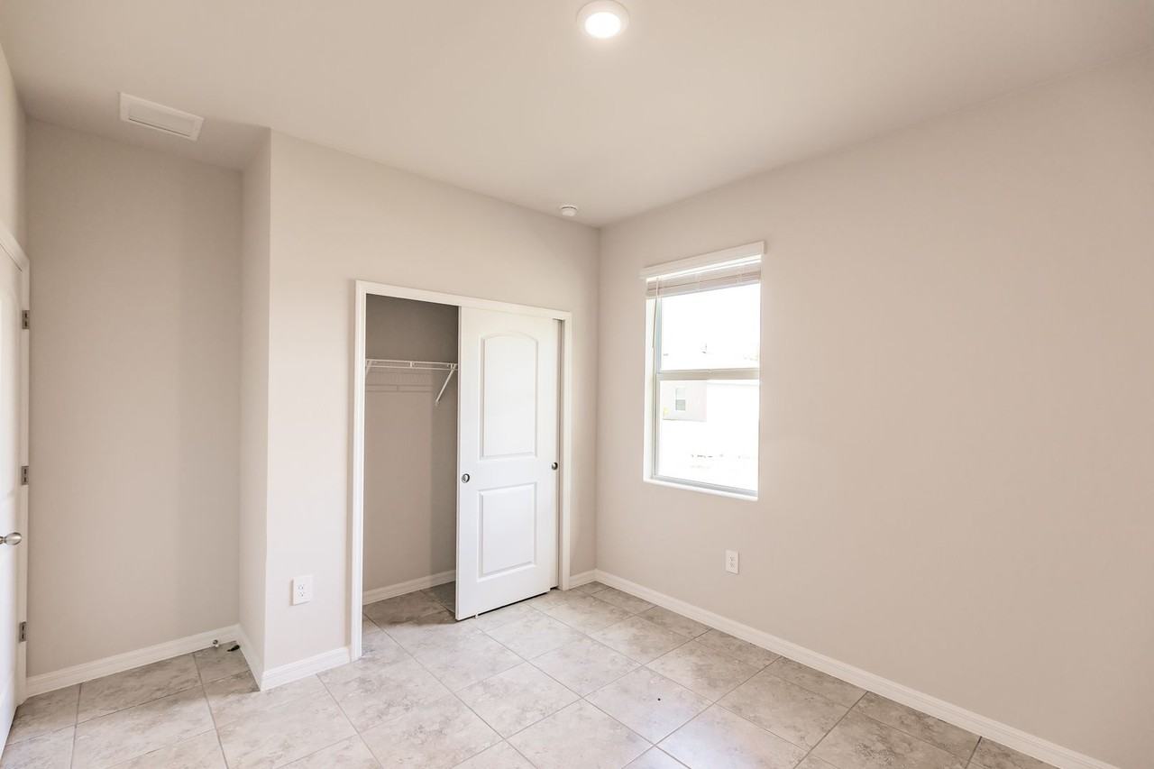 4243 Ne 17th Ave - Photo 5 of 14
