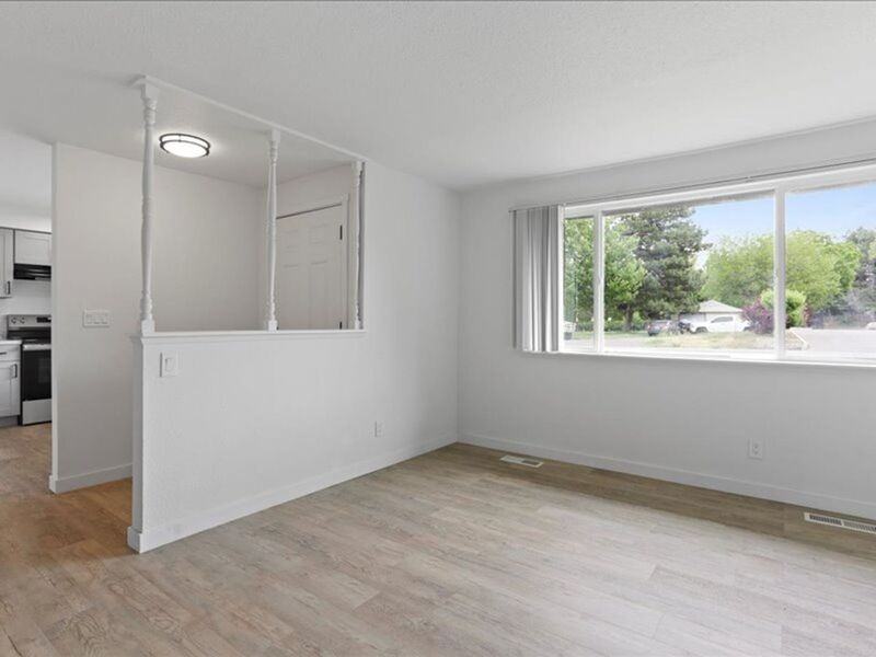 724 S Morain St #B - Photo 3 of 12