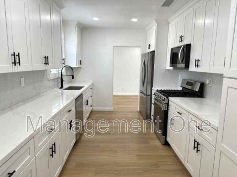 5365 Palm Ave - Photo 2 of 20