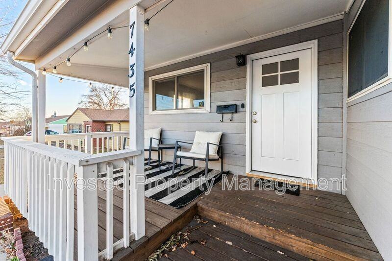7435 Julian St - Photo 4 of 33