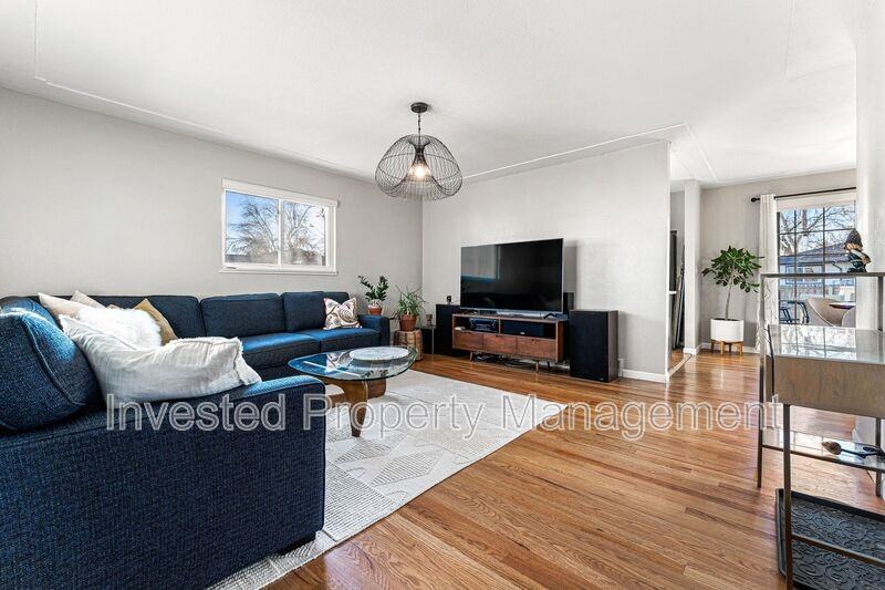 7435 Julian St - Photo 5 of 33