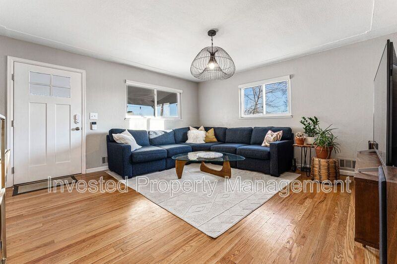 7435 Julian St - Photo 6 of 33