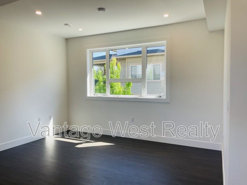 189 Taylor Rd - Photo 3 of 18