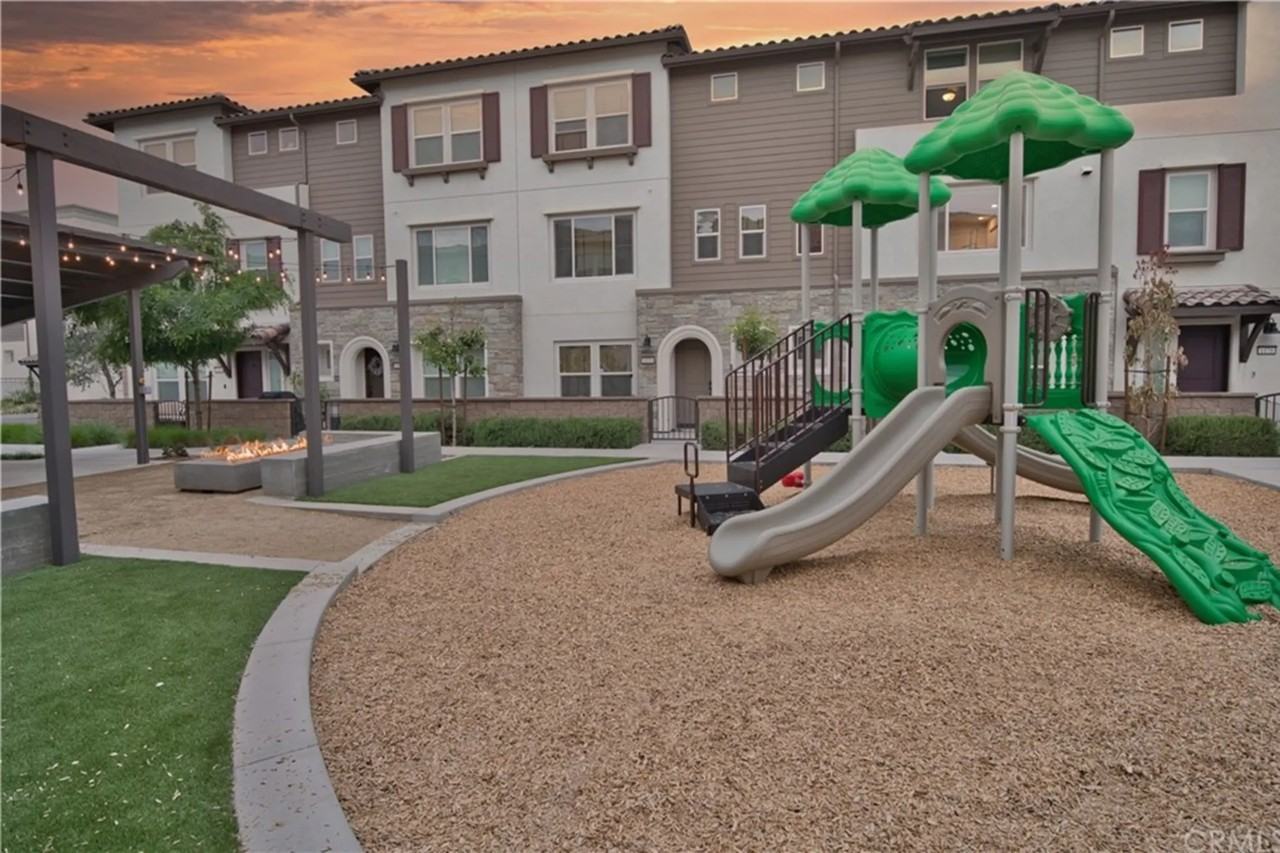 10853 Horizons Dr - Photo 3 of 15