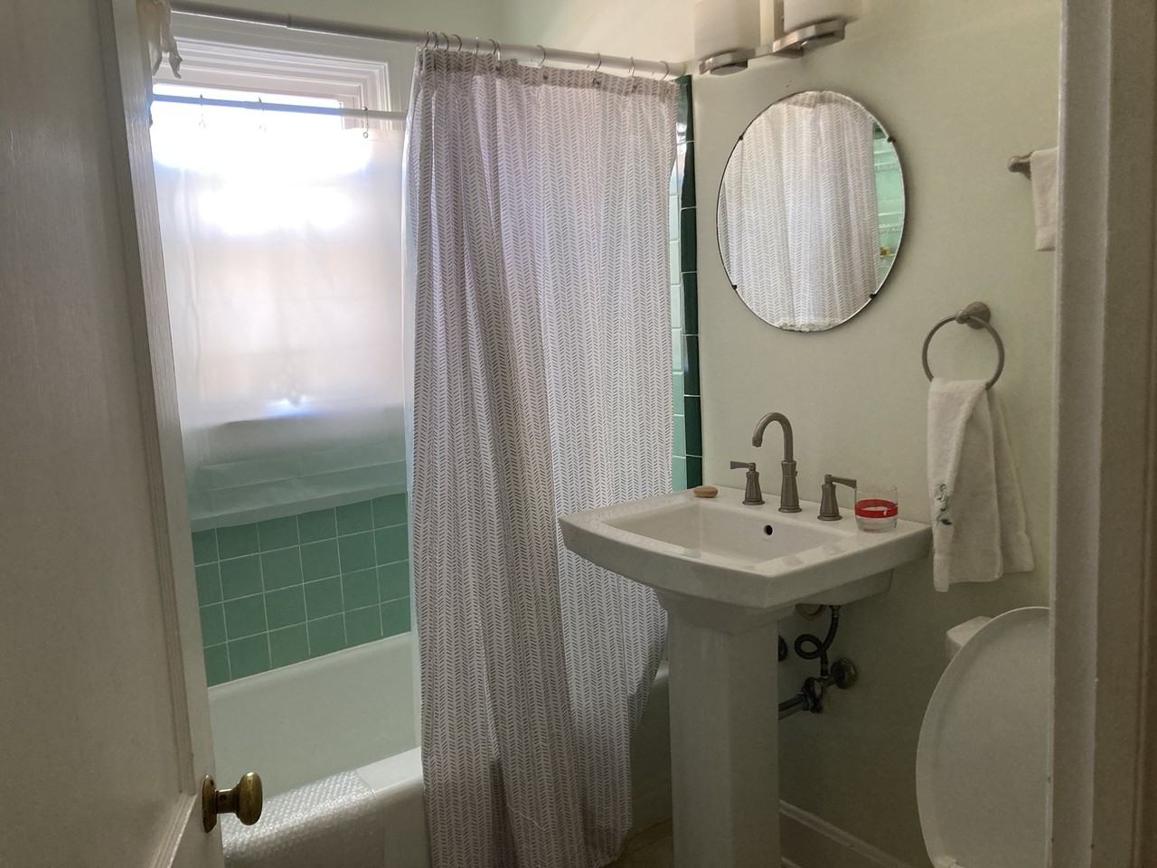 812 W Knox St - Photo 3 of 6