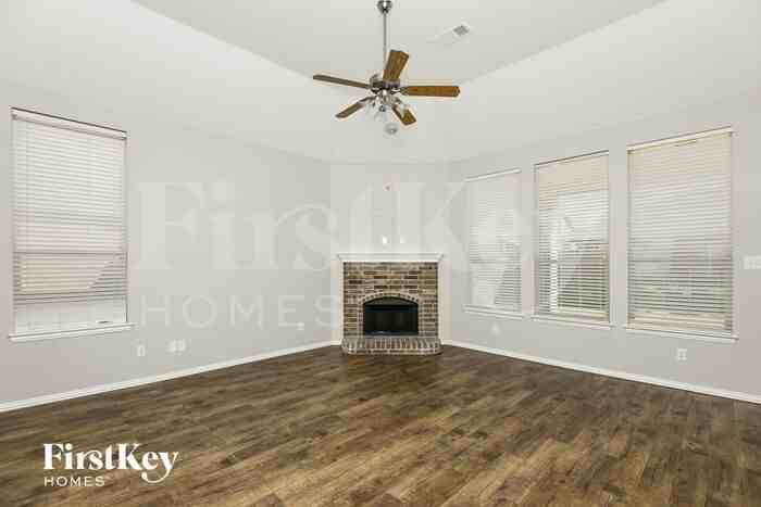 1121 Grimes Dr - Photo 3 of 15