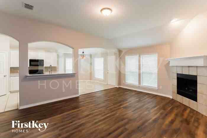 4002 Windmill Dr - Photo 3 of 15