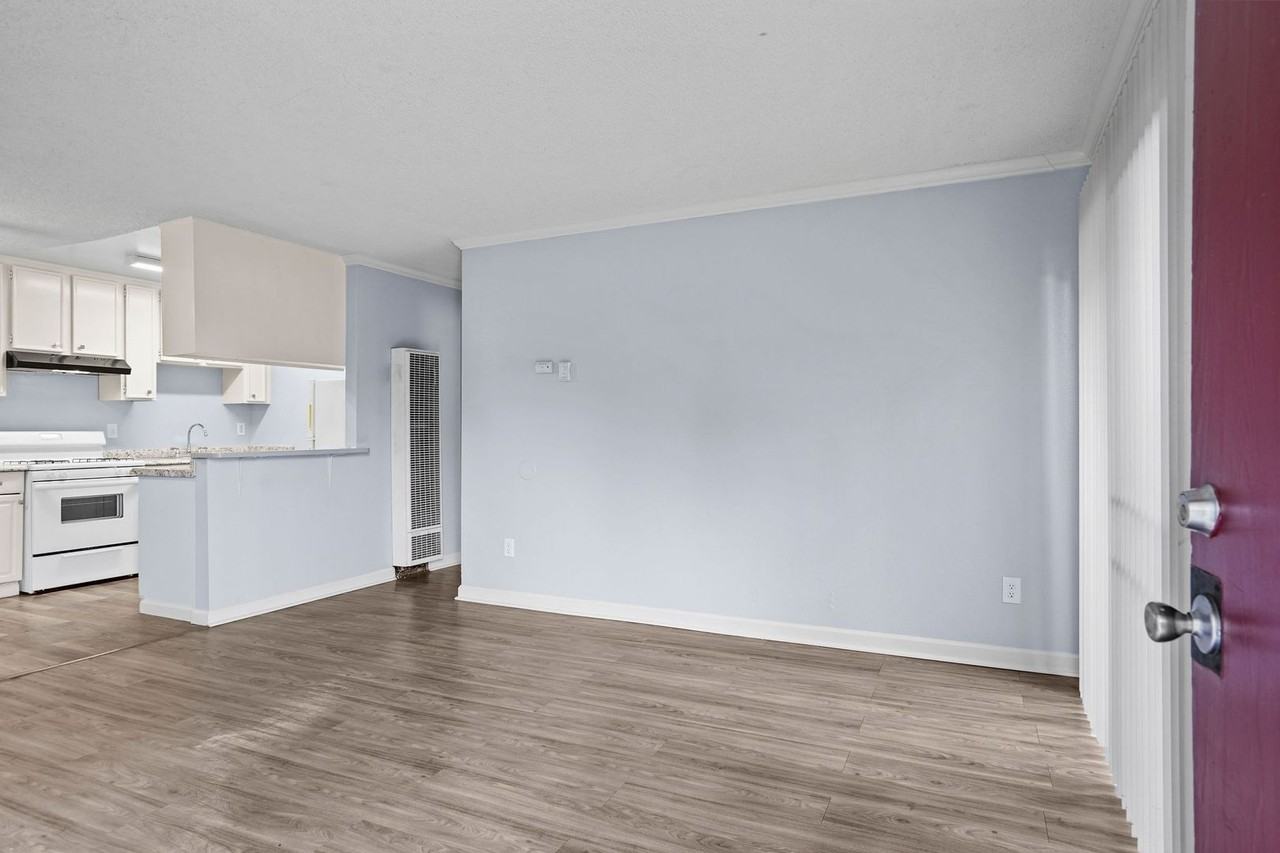 321 W. Century Blvd. - Photo 2 of 16