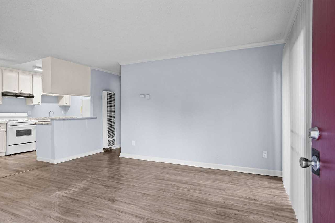 321 W. Century Blvd. - Photo 2 of 32