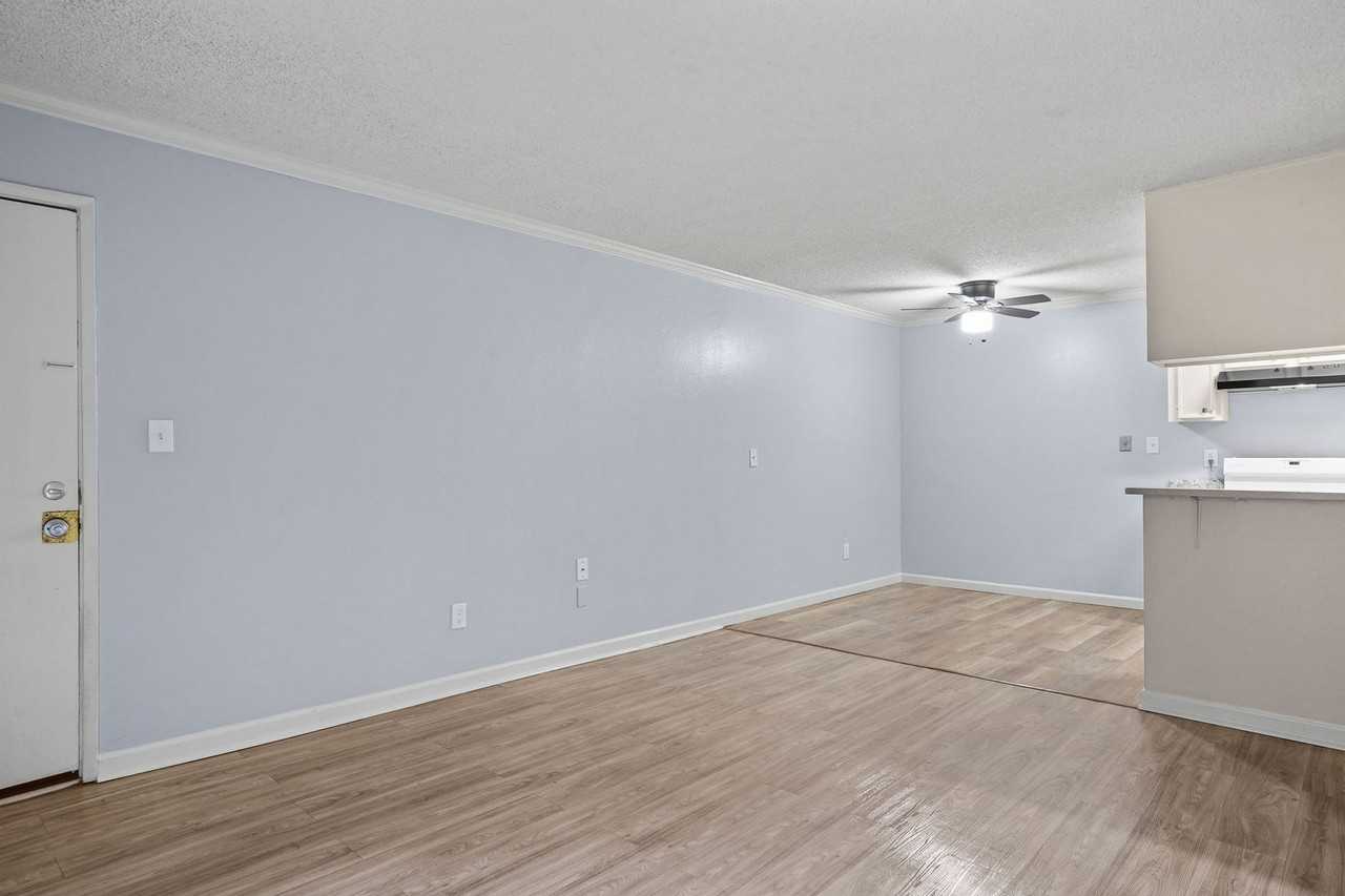 321 W. Century Blvd. - Photo 3 of 32