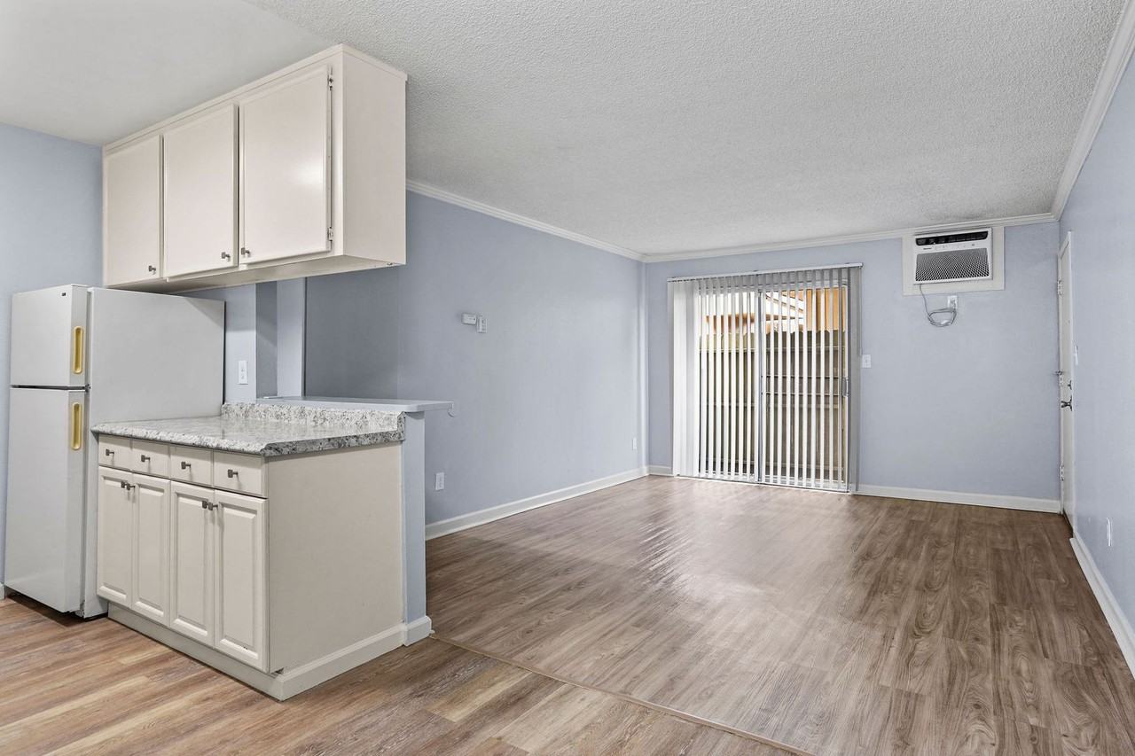 321 W. Century Blvd. - Photo 4 of 32