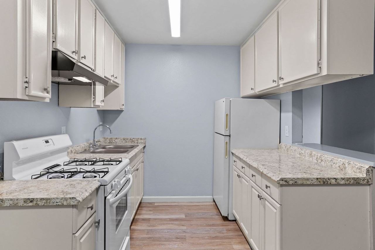 321 W. Century Blvd. - Photo 6 of 32