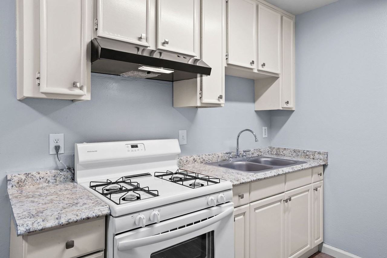 321 W. Century Blvd. - Photo 7 of 32