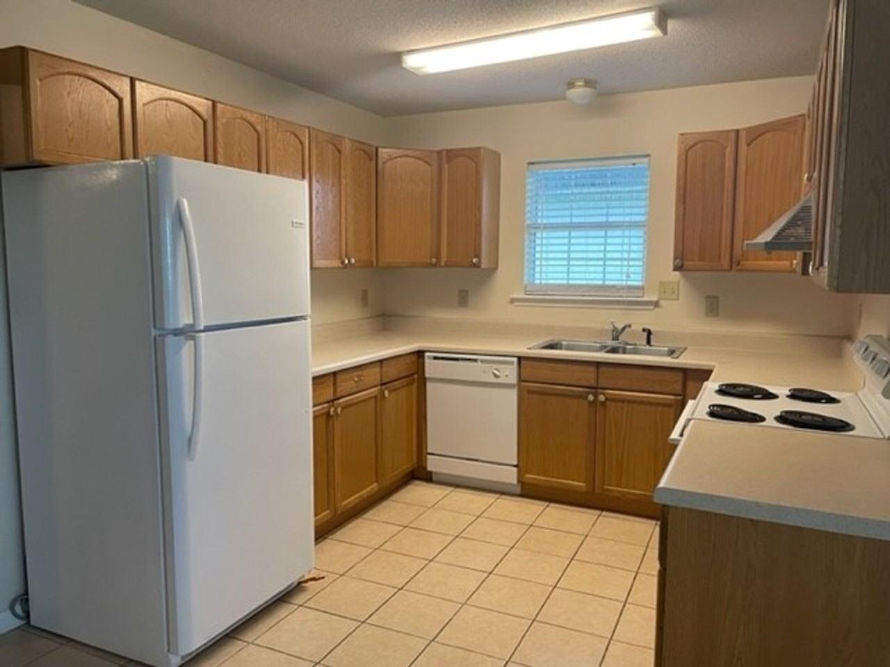 2728 Pineview Dr - Photo 4 of 10