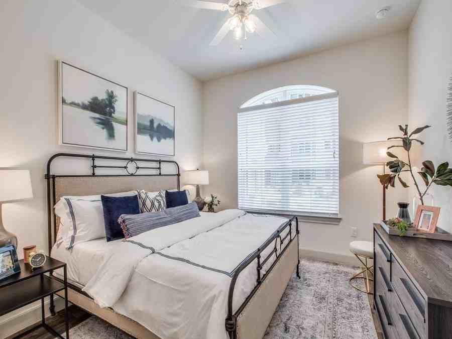 2225 2225 N Loop W #126195 - Photo 4 of 8