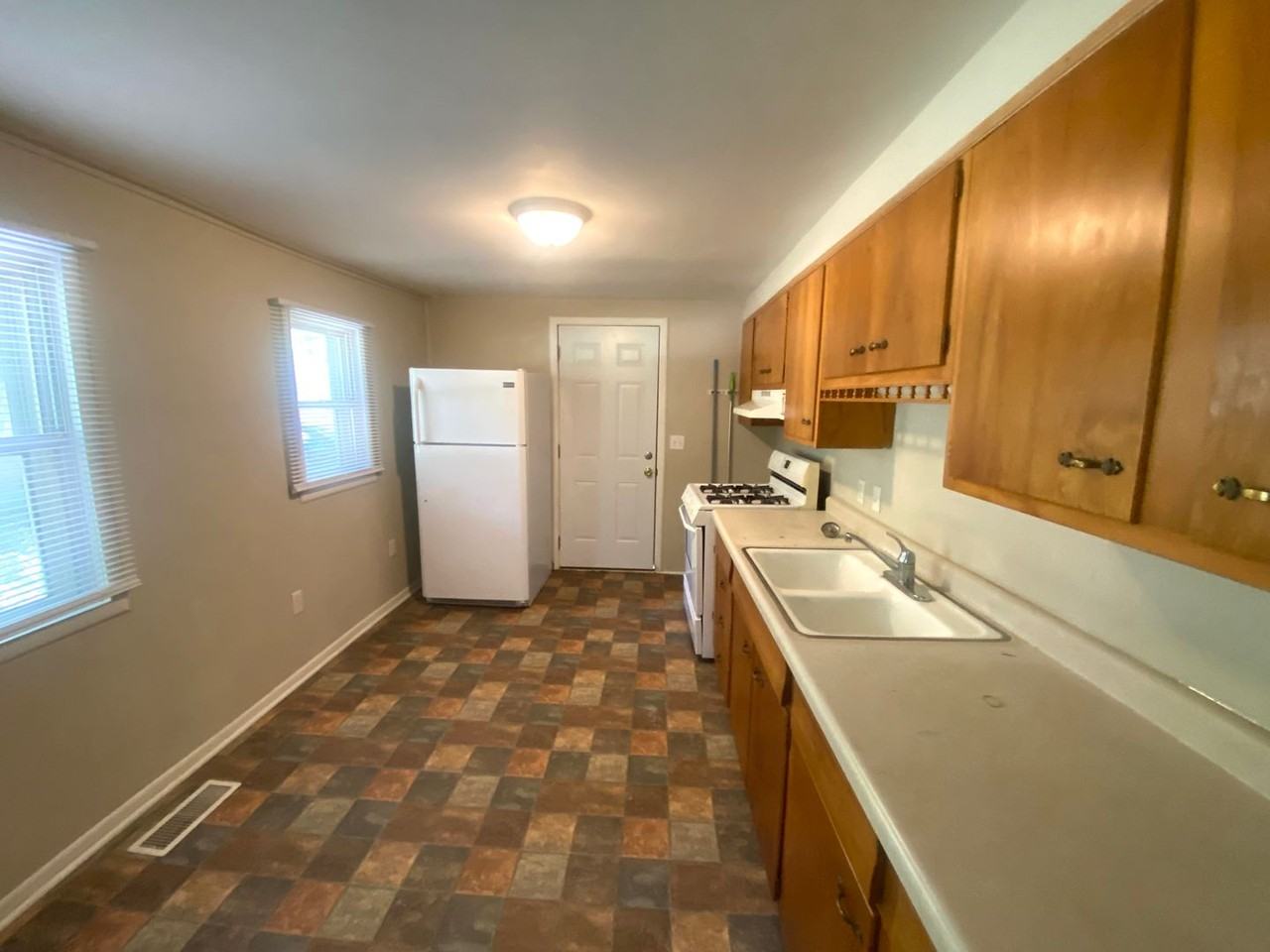 2119 N Northcrest Dr - Photo 2 of 6