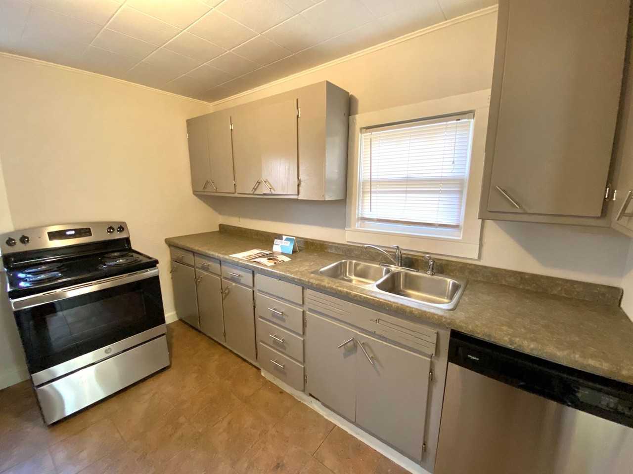 1107 9th Ave S - Photo 3 of 30