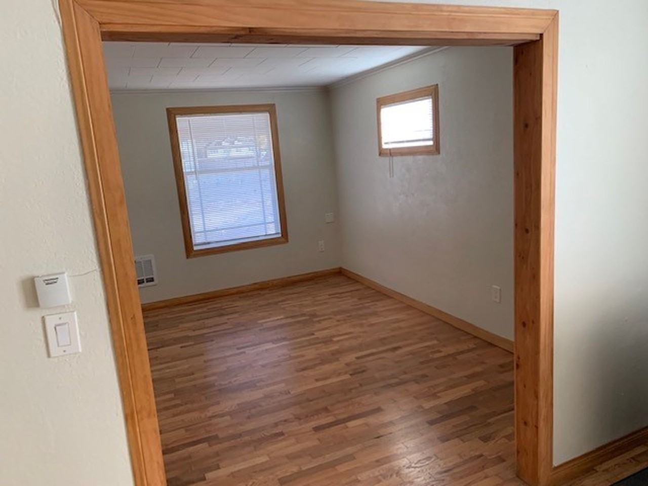 109 S Oak St - Photo 3 of 11