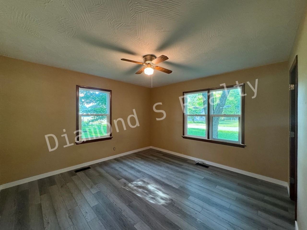 1277 E Wayland St - Photo 4 of 8