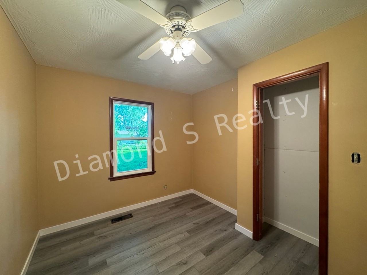 1277 E Wayland St - Photo 5 of 8