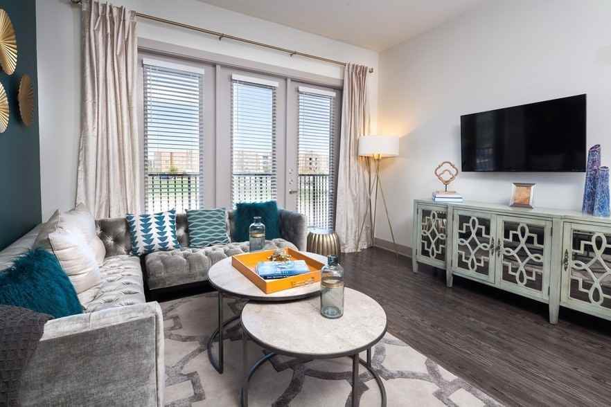 909 Lake Carolyn Pkwy #27615 - Photo 6 of 8