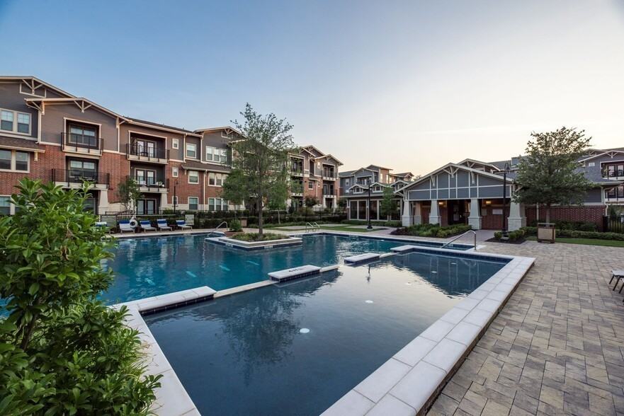 3880 Hulen St #27091 - Photo 3 of 11