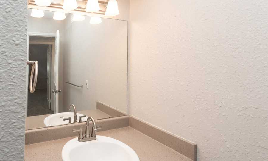 1506 E Riverside Dr #979