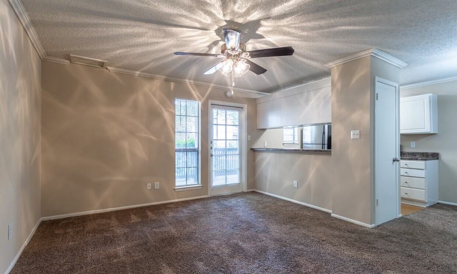 11221 11221 Research/Balcones Woods #992 - Photo 2 of 32