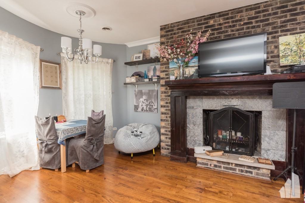 1030 W Byron St #2W - Photo 2 of 10