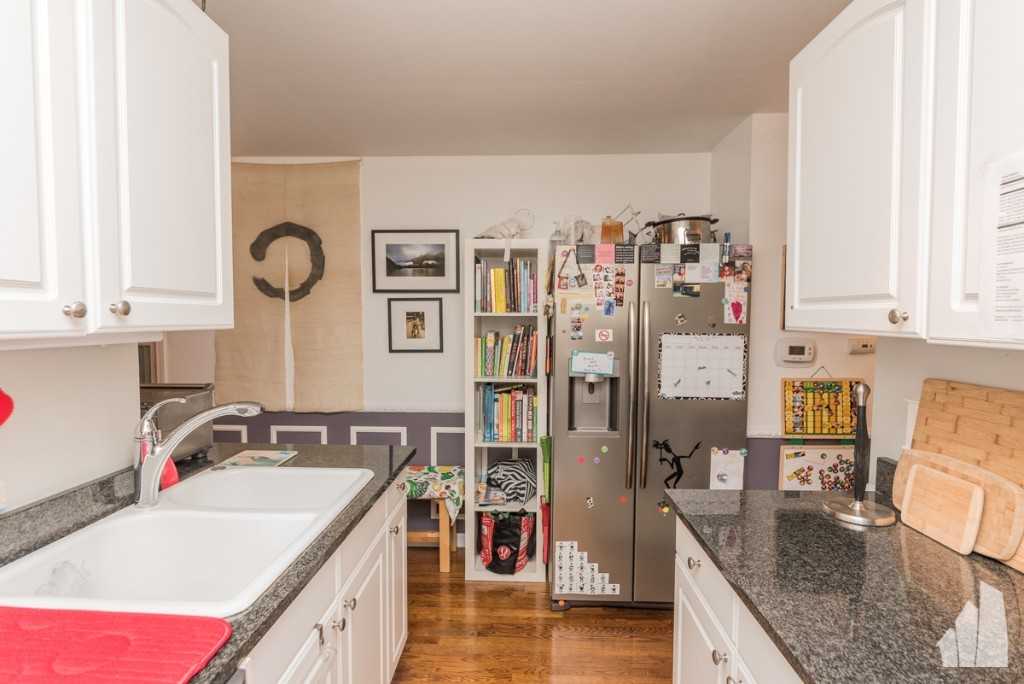 1030 W Byron St #2W - Photo 4 of 10