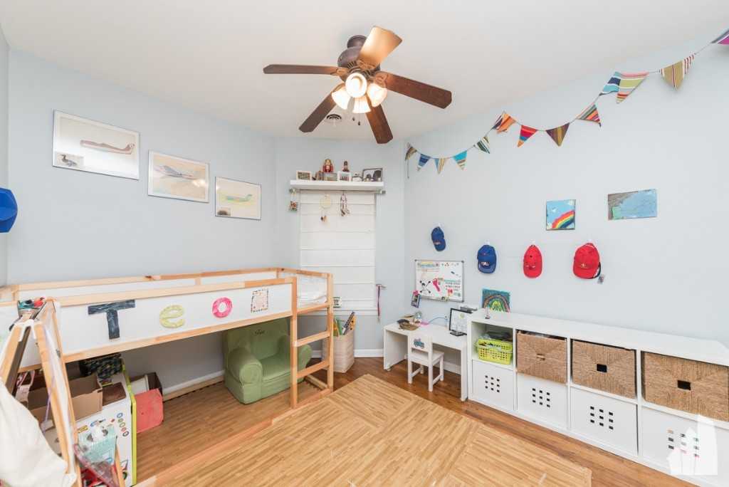 1030 W Byron St #2W - Photo 5 of 10