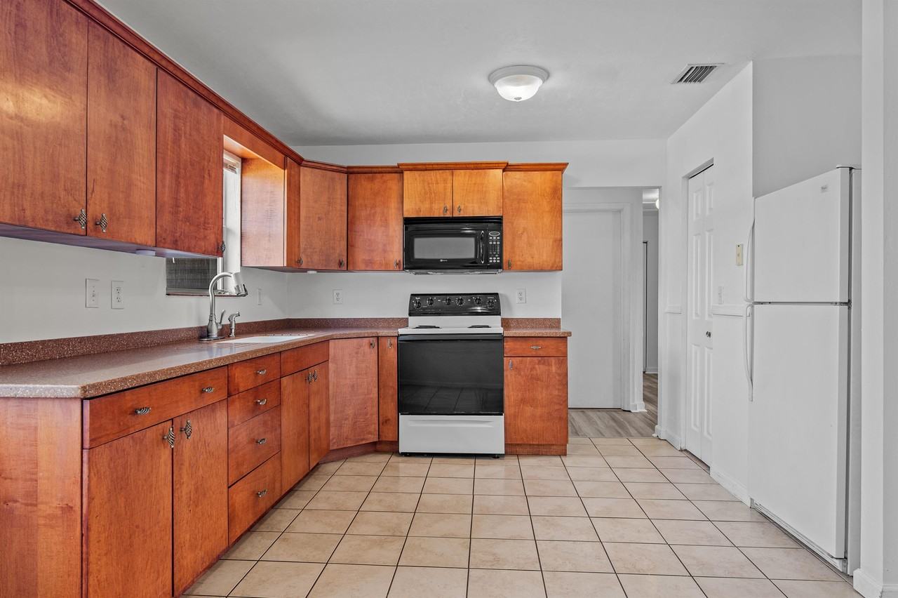 612 Santa Barbara Blvd #1 - Photo 4 of 45