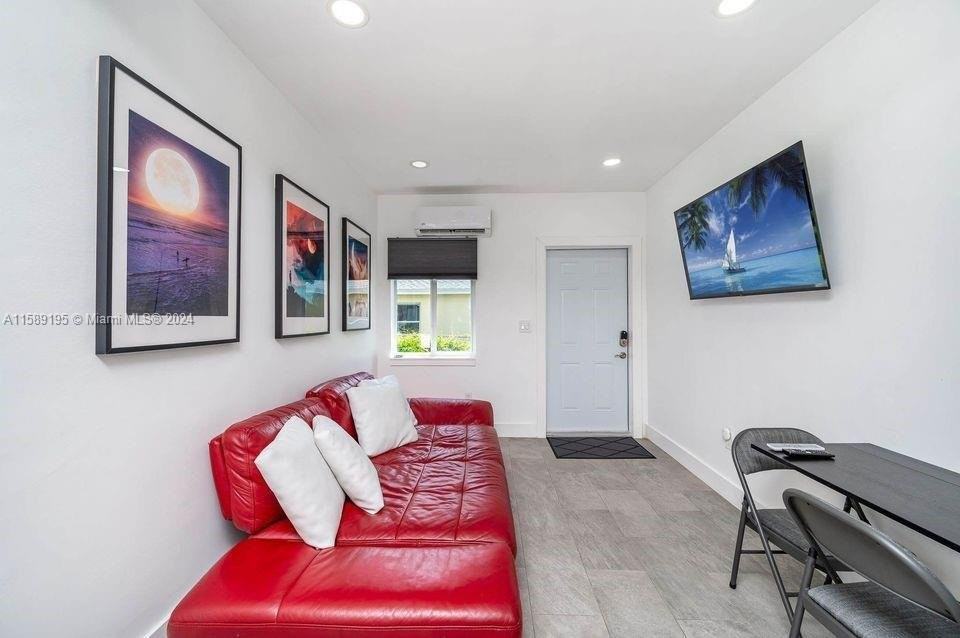 248 Nw 53rd St #2 - Photo 3 of 8