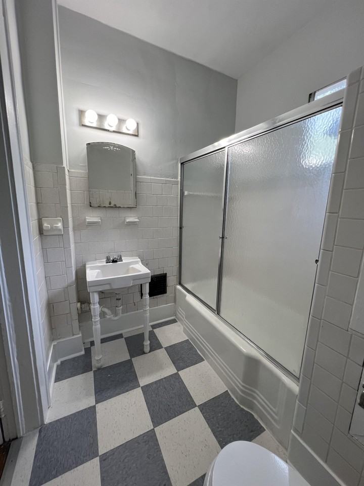 744 Argonne Ave Ne #D - Photo 5 of 18
