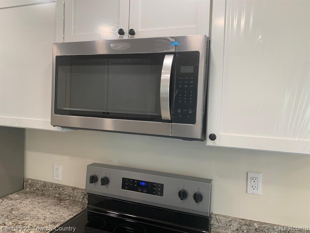 599 E Fox Hills Dr - Photo 3 of 43